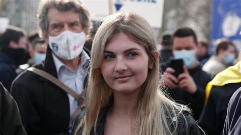 Thaïs d’Escufon condamnée : l’effondrement des libertés en France sous l’égide politique de Macron