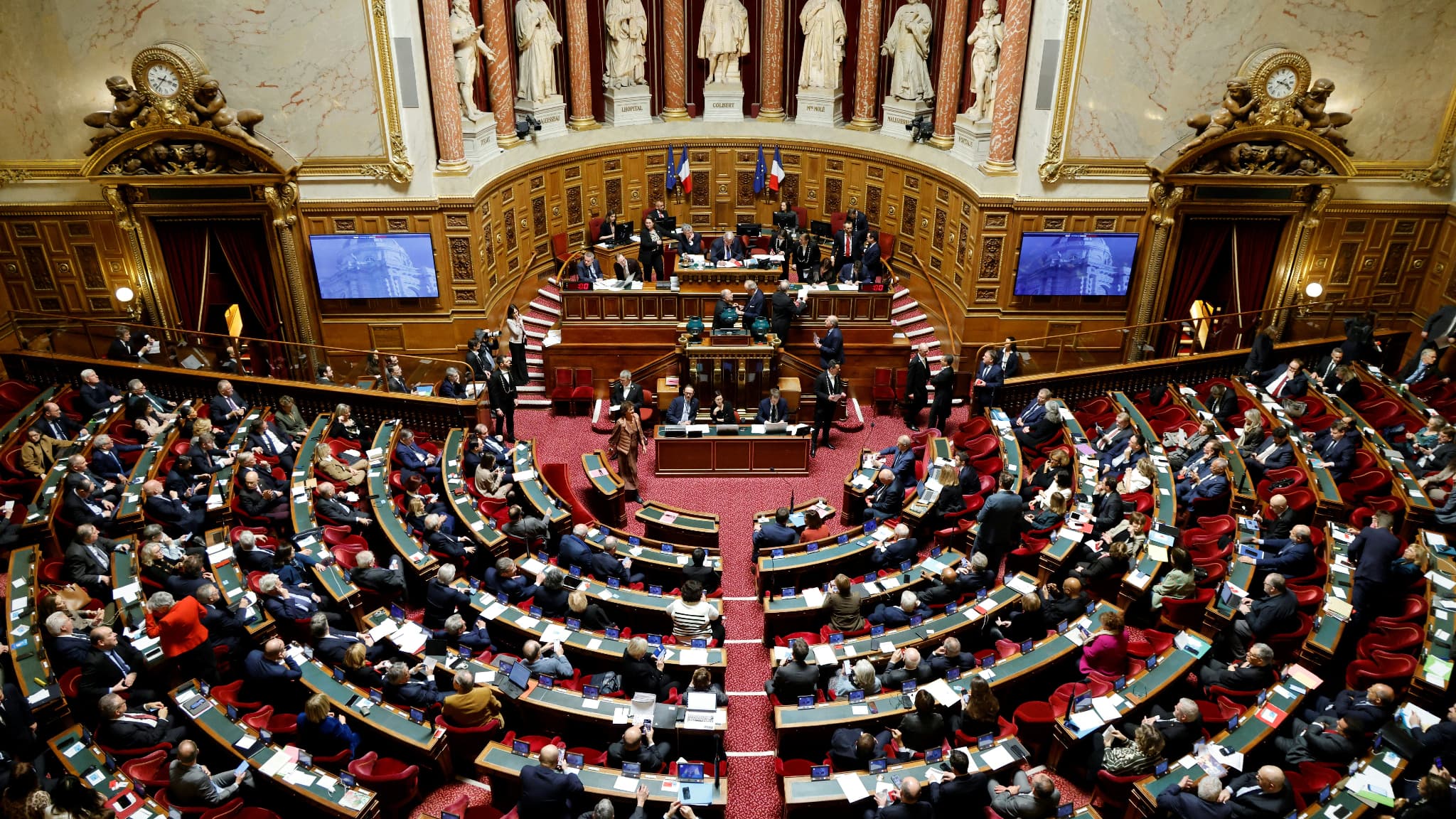 La France face à une menace silencieuse : les sénateurs prennent des mesures avant 2027 pour sauver l&rsquo;information