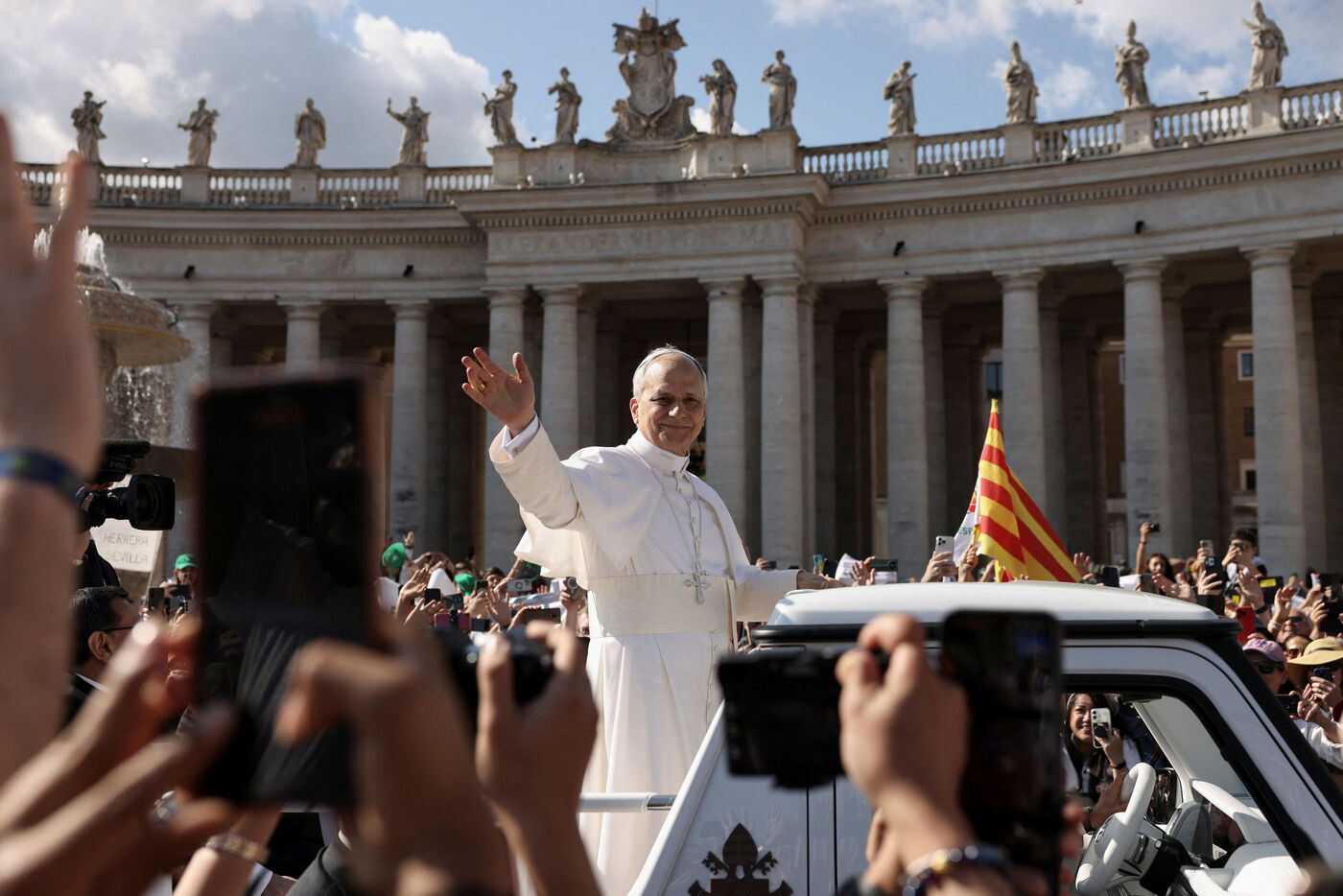 Le pape Léon XIV : entre foule enthousiaste et débats médiatiques explosifs