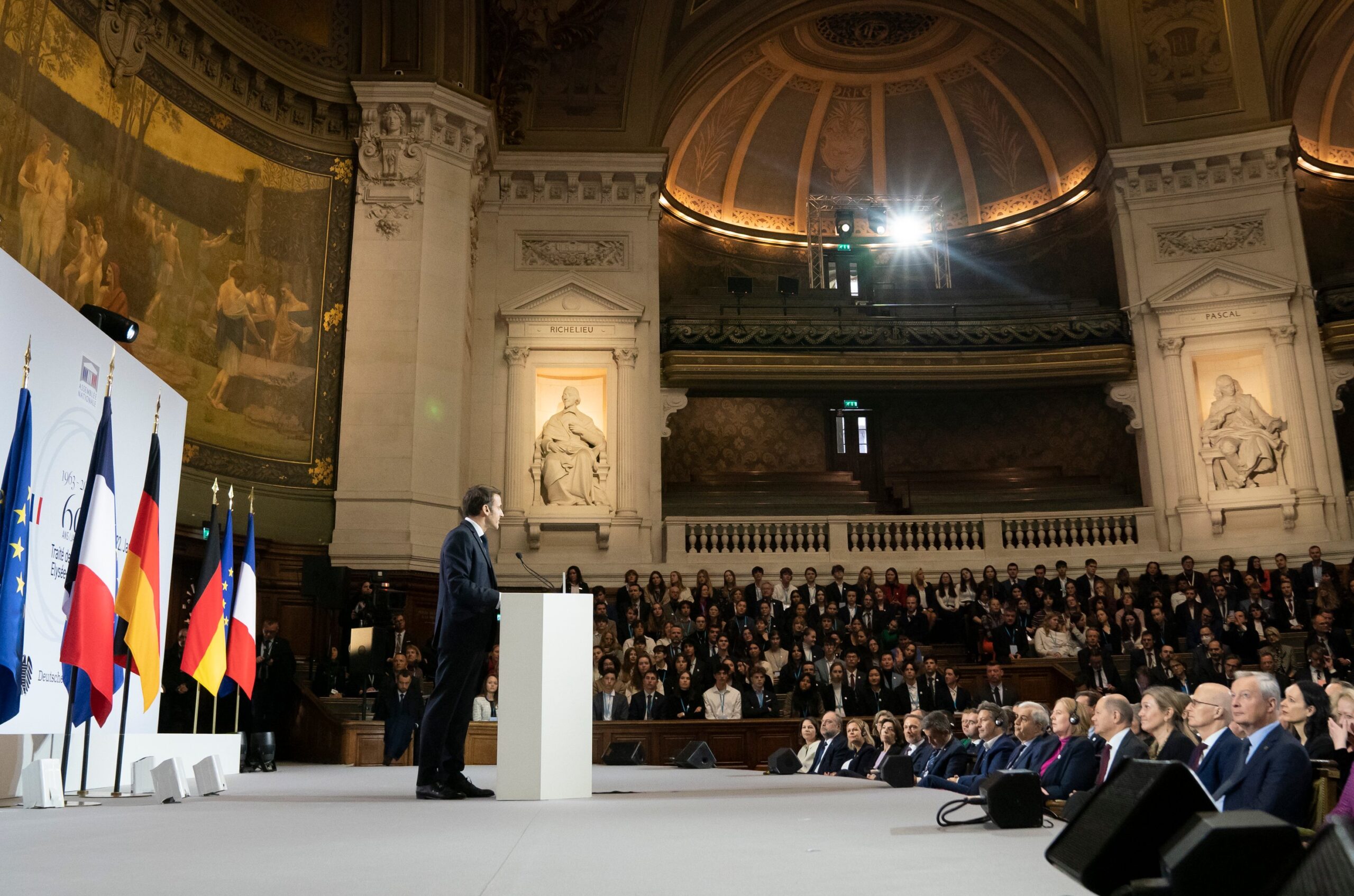 L’Élysée en état d&rsquo;alerte : le président et les médias s&rsquo;appuient sur une fiction